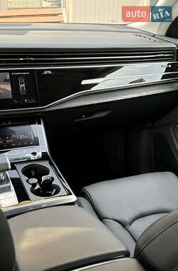 Внедорожник / Кроссовер Audi Q8 2023 в 
