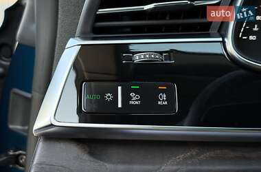 Внедорожник / Кроссовер Audi Q8 2021 в 