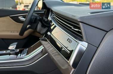 Внедорожник / Кроссовер Audi Q8 2021 в 