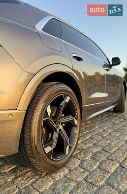 Внедорожник / Кроссовер Audi Q8 2019 в 