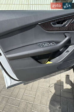 Позашляховик / Кросовер Audi Q8 2020 в 