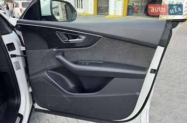 Внедорожник / Кроссовер Audi Q8 2021 в 