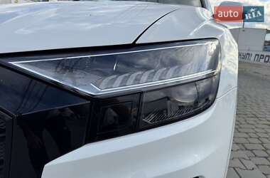 Внедорожник / Кроссовер Audi Q8 2021 в 