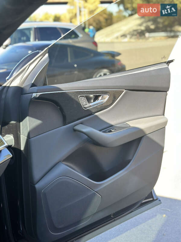 Внедорожник / Кроссовер Audi Q8 2018 в Киеве