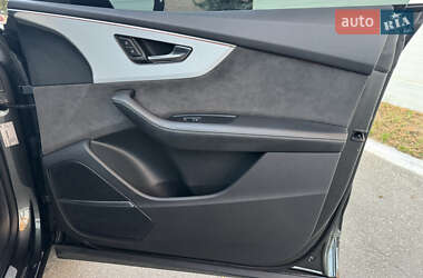 Позашляховик / Кросовер Audi Q8 2021 в 