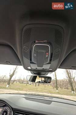 Позашляховик / Кросовер Audi Q8 2021 в 