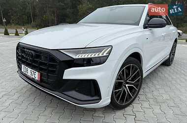 Позашляховик / Кросовер Audi Q8 2022 в 