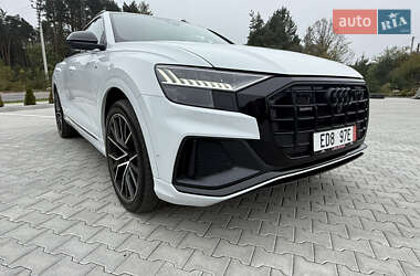 Позашляховик / Кросовер Audi Q8 2022 в 