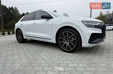 Позашляховик / Кросовер Audi Q8 2022 в 