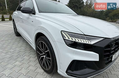 Позашляховик / Кросовер Audi Q8 2022 в 
