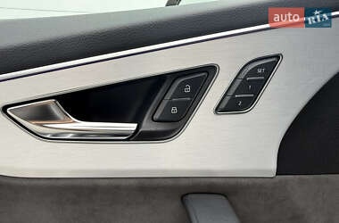 Позашляховик / Кросовер Audi Q8 2022 в 