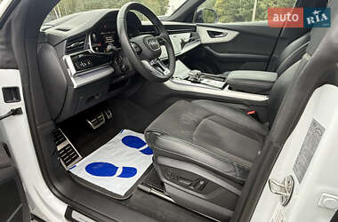 Позашляховик / Кросовер Audi Q8 2022 в 