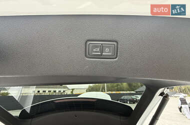 Позашляховик / Кросовер Audi Q8 2022 в 