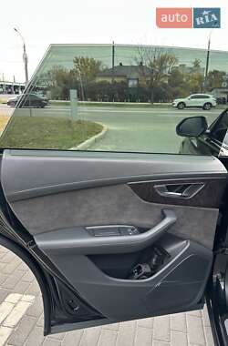 Внедорожник / Кроссовер Audi Q8 2021 в 