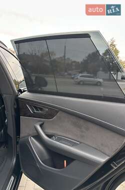 Внедорожник / Кроссовер Audi Q8 2021 в 