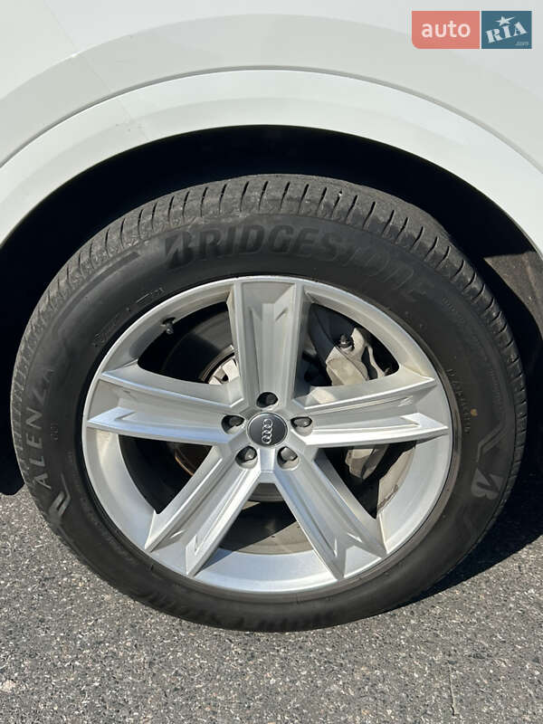 Внедорожник / Кроссовер Audi Q8 2019 в Полтаве