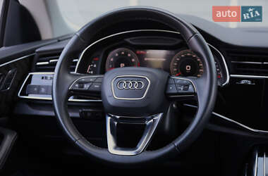 Позашляховик / Кросовер Audi Q8 2022 в 