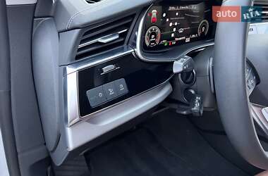 Позашляховик / Кросовер Audi Q8 2023 в 