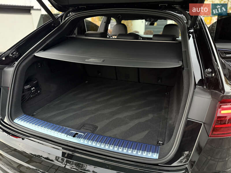 Позашляховик / Кросовер Audi Q8 2023 в Львові