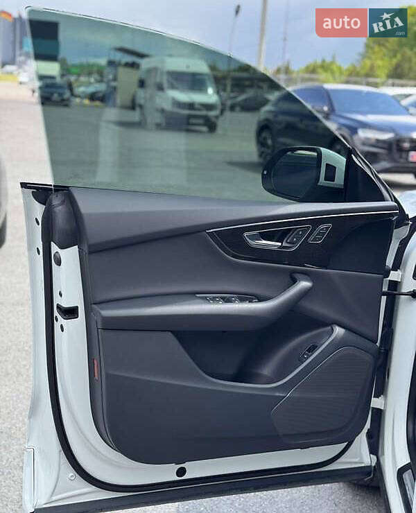 Внедорожник / Кроссовер Audi Q8 2018 в Авангарде