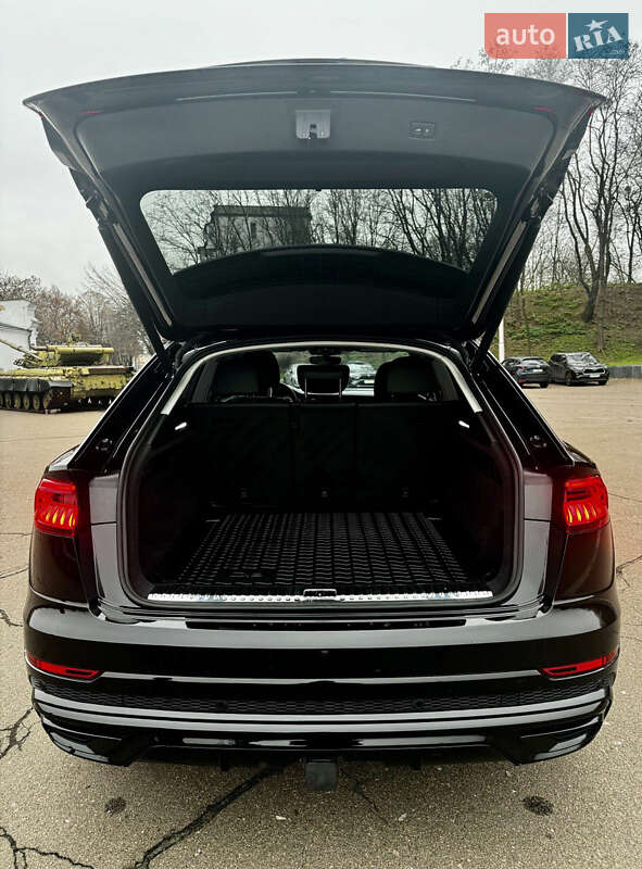 Внедорожник / Кроссовер Audi Q8 2022 в Киеве