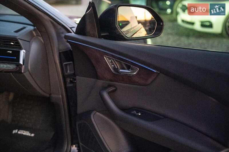 Позашляховик / Кросовер Audi Q8 2019 в Чернівцях