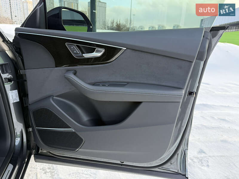 Внедорожник / Кроссовер Audi Q8 2024 в Киеве