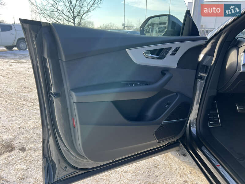 Внедорожник / Кроссовер Audi Q8 2025 в Полтаве