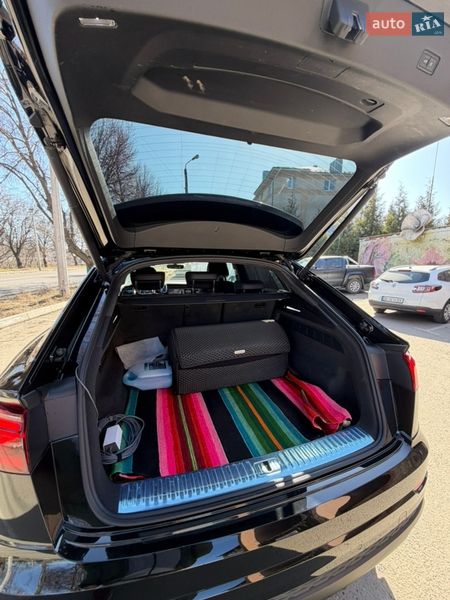 Внедорожник / Кроссовер Audi Q8 2023 в Дубно