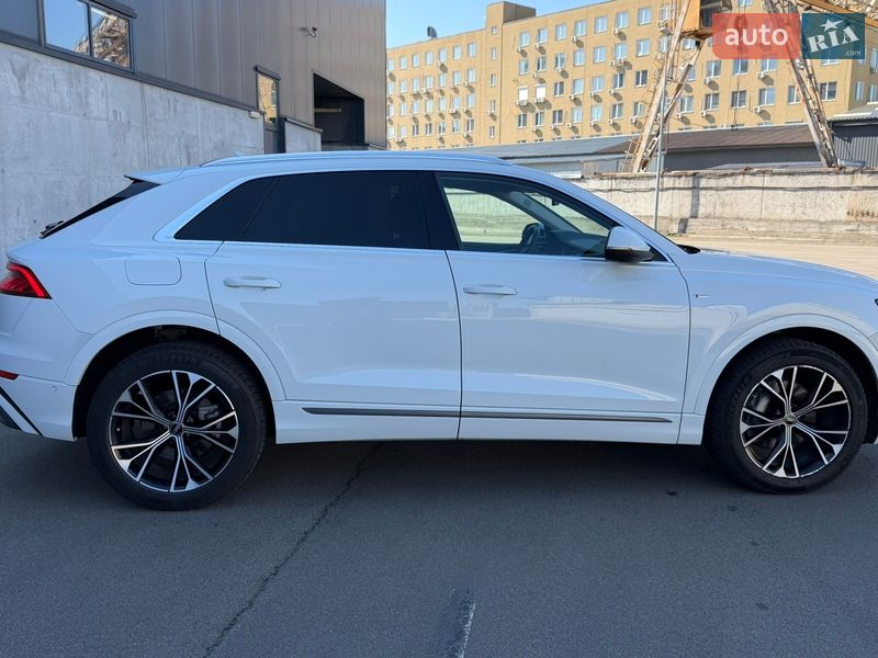 Внедорожник / Кроссовер Audi Q8 2022 в Киеве