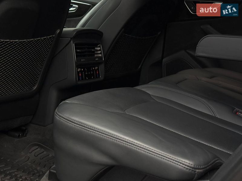 Позашляховик / Кросовер Audi Q8 2019 в Рівному