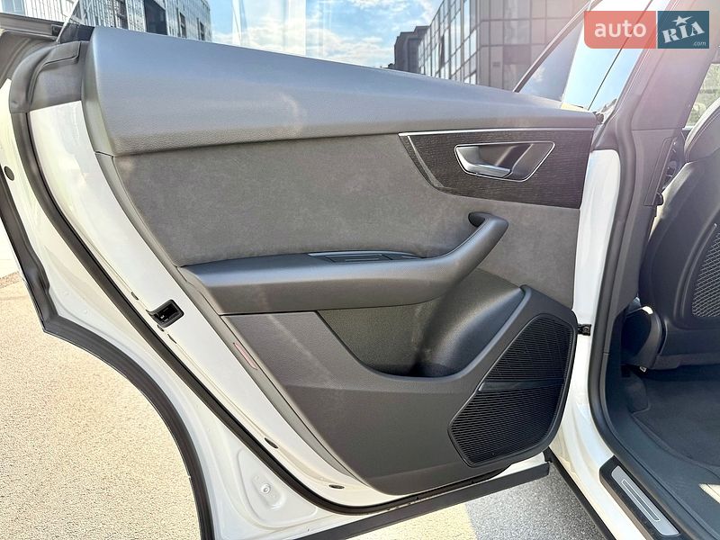 Позашляховик / Кросовер Audi Q8 2021 в Дніпрі