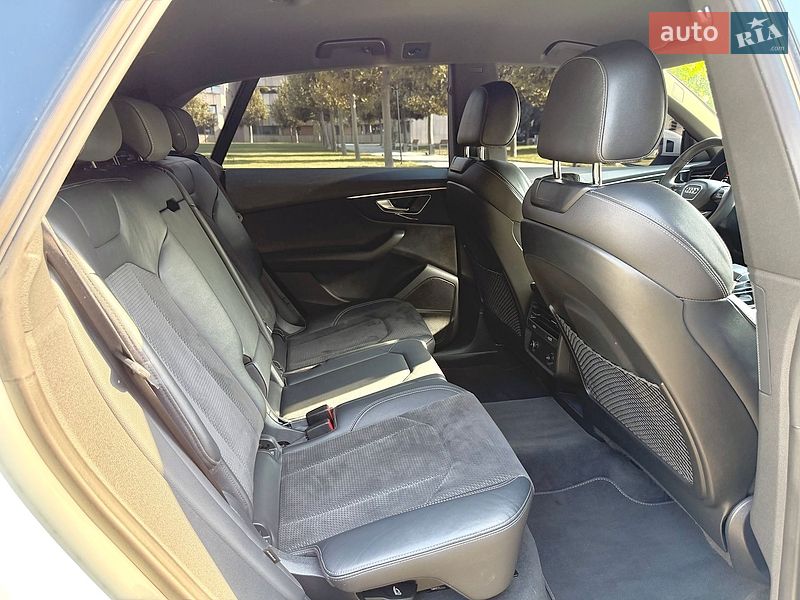 Позашляховик / Кросовер Audi Q8 2021 в Дніпрі