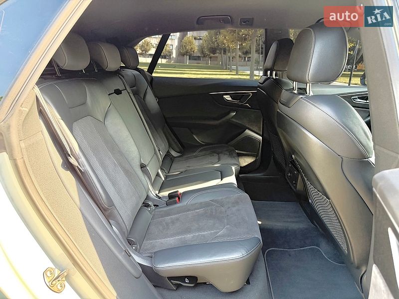Позашляховик / Кросовер Audi Q8 2021 в Дніпрі