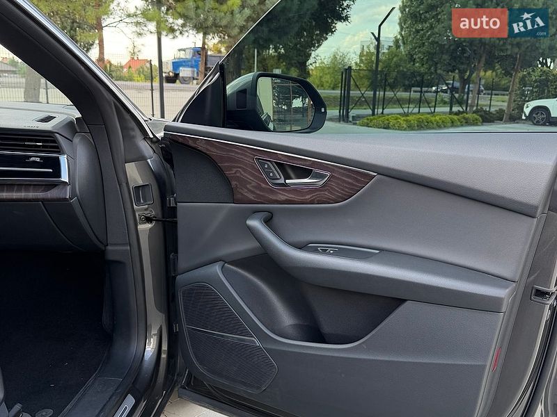 Внедорожник / Кроссовер Audi Q8 2019 в Киеве