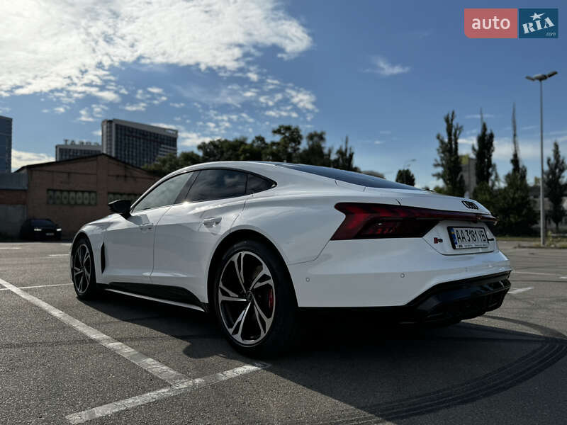 Купе Audi RS e-tron GT 2023 в 