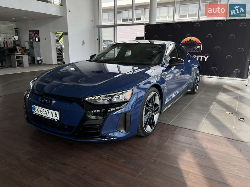 Купе Audi RS e-tron GT 2023 в 