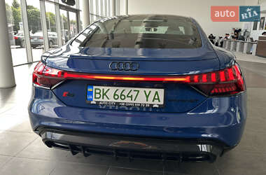 Купе Audi RS e-tron GT 2023 в 