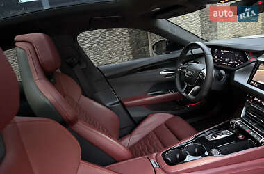 Купе Audi RS e-tron GT 2022 в 