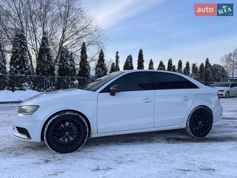 Седан Audi S3 2014 в Смілі
