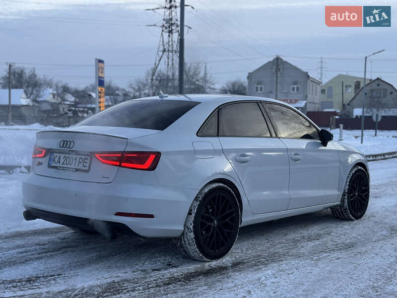 Седан Audi S3 2014 в Смілі