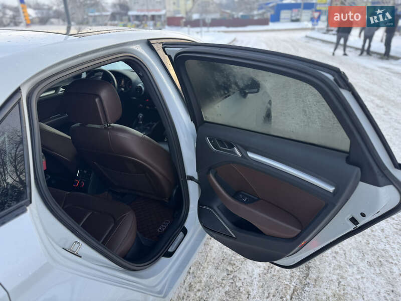 Седан Audi S3 2014 в Смілі