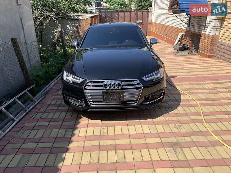 Седан Audi S4 2018 в 