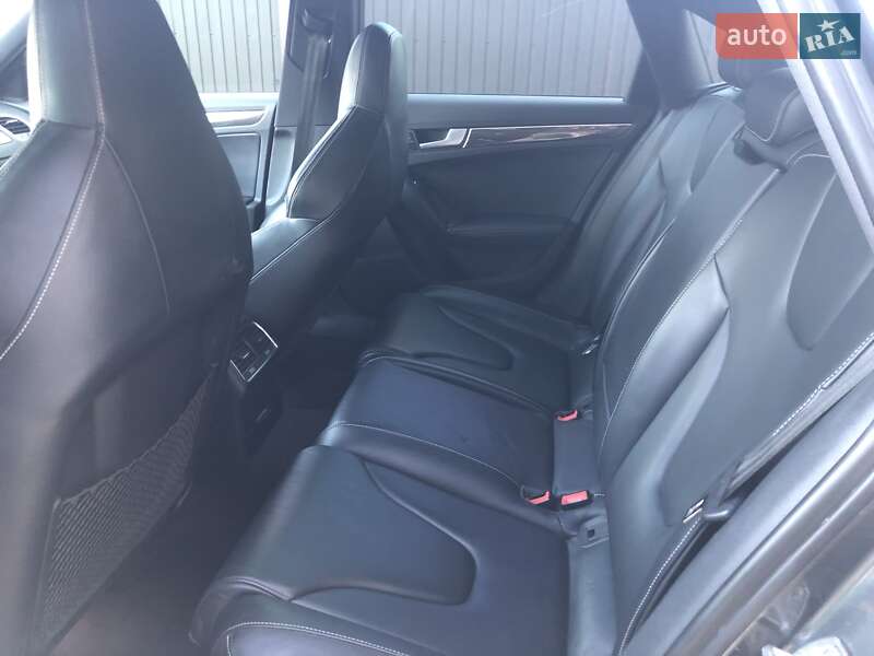 Седан Audi S4 2014 в Стрию
