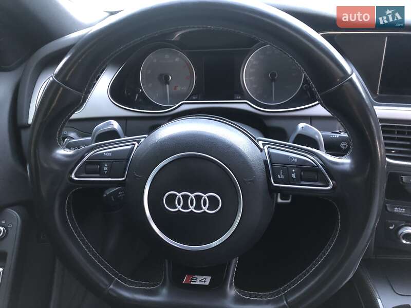 Седан Audi S4 2014 в Стрию