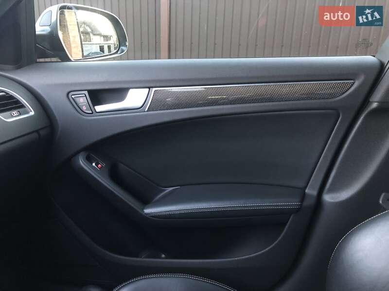 Седан Audi S4 2014 в Стрию
