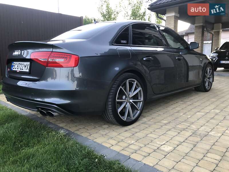 Седан Audi S4 2014 в Стрию
