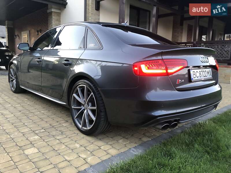 Седан Audi S4 2014 в Стрию