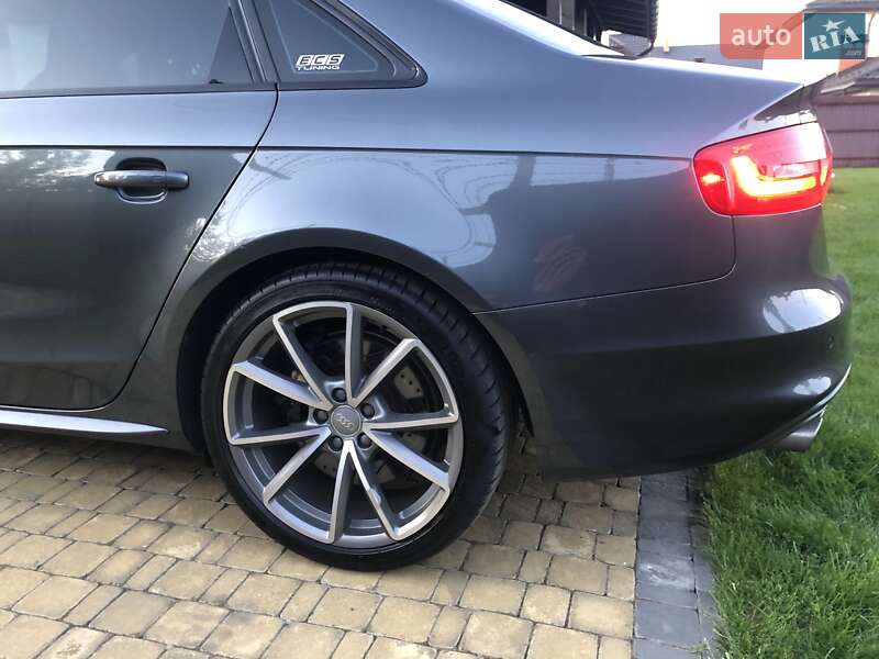 Седан Audi S4 2014 в Стрию