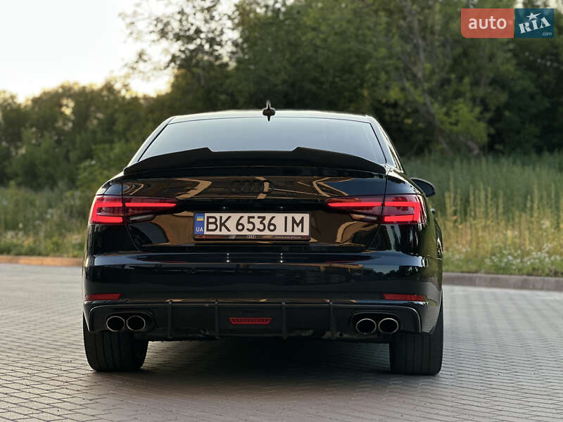 Седан Audi S4 2018 в Ровно